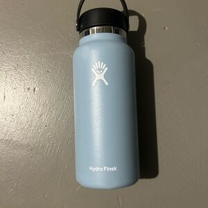 Hydro Flask Sky Blue Bottle with Black Lid